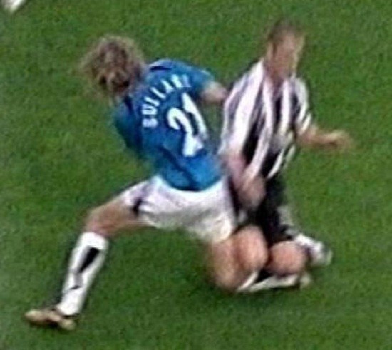 Năm 2006, tiền vệ Jimmy Bullard (Fulham) gãy chân sau cú vào bóng này.
